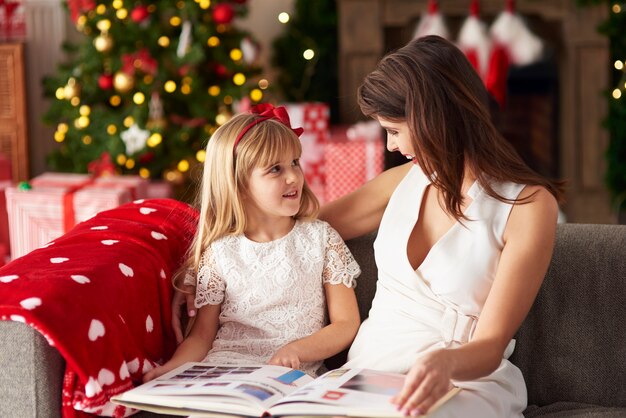 Een van de ouders leest voor aan dochter