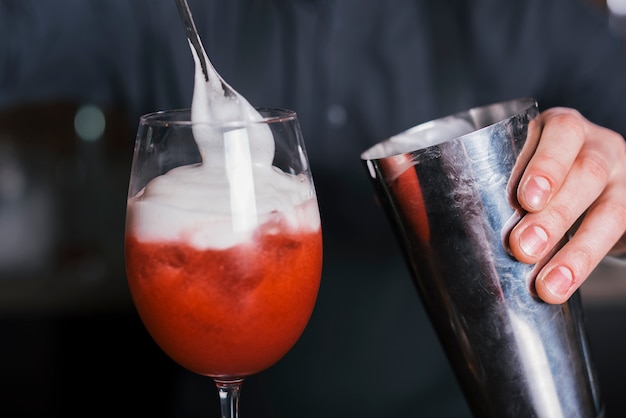 Gratis foto een verfrissende cocktail bereiden in een bar