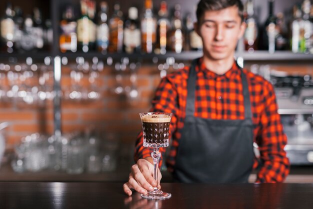 Een verfrissende cocktail bereiden in een bar