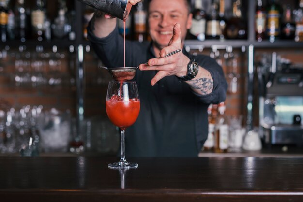 Een verfrissende cocktail bereiden in een bar