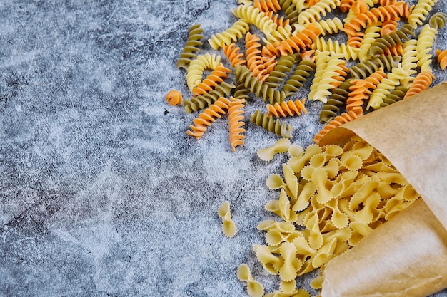 Een verscheidenheid aan rauwe pasta's verpakt in papier.