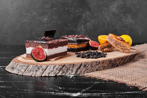 Een vierkant plakje chocolade cheesecake op een houten bord.