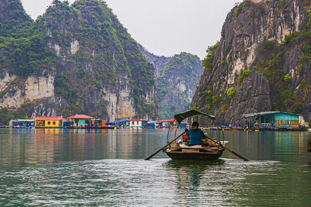 Een vissersdorp in Ha Long Bay in Vietnam