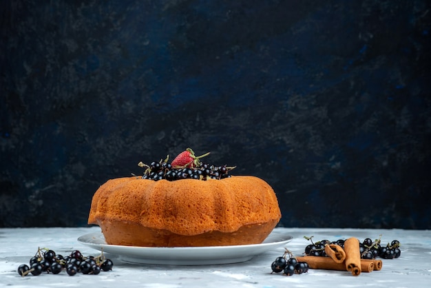 Een vooraanzicht fruitcake heerlijk en rond gevormd met vers blauw, bessen op helder, cake biscuit zoete suiker