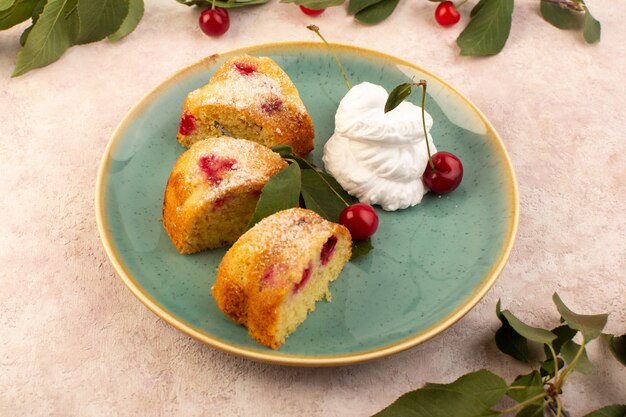 Een vooraanzicht gebakken fruitcake heerlijk gesneden met rode kersen binnen en suikerpoeder binnen ronde groene plaat op roze