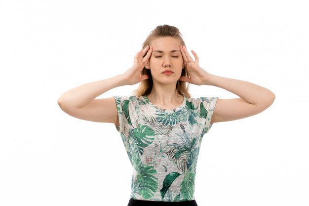 Een vooraanzicht jonge aantrekkelijke dame in ontworpen shirt en zwarte rok die lijden aan hoofdpijn op de witte