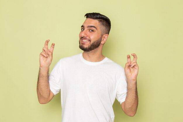 Een vooraanzicht jonge man in wit t-shirt lachend