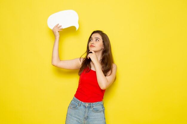 Een vooraanzicht jonge mooie dame in rood overhemd en jeans die wit teken houden