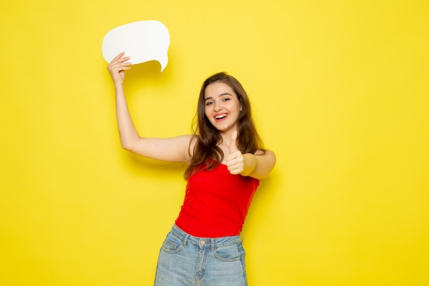 Een vooraanzicht jonge mooie dame in rood overhemd en jeans die wit teken houden