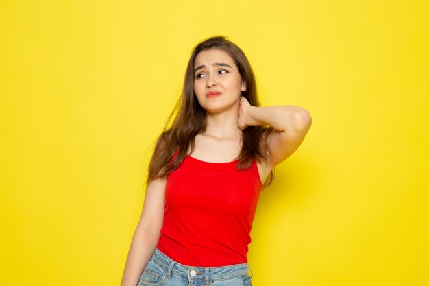 Een vooraanzicht jonge mooie dame in rood shirt en spijkerbroek met gestresste uitdrukking model meisje kleur vrouw