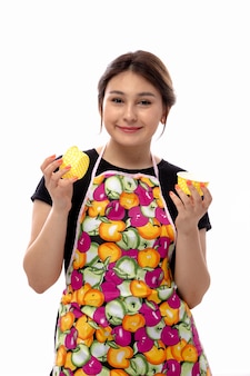 Een vooraanzicht jonge mooie dame in zwart shirt en kleurrijke cape gele houden kleine taart pannen lachend