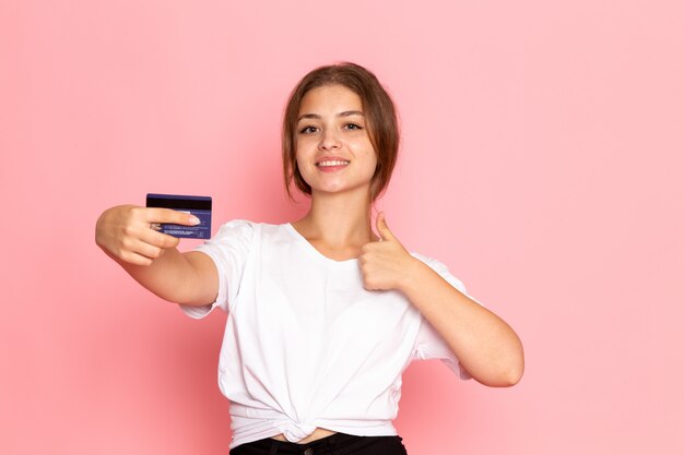 Een vooraanzicht jonge mooie vrouw in wit overhemd met paarse kaart te houden