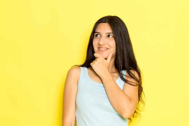 Een vooraanzicht jonge vrouw in blauw shirt poseren met denken expressie