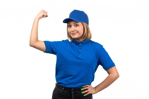 Een vooraanzicht jonge vrouwelijke koerier in blauw uniform poseren en buigen