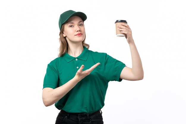 Een vooraanzicht jonge vrouwelijke koerier in groene eenvormige holdingskoffiekop op wit