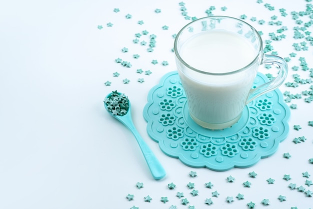 Een vooraanzicht kopje melk vers en lekker op wit, melk kleur drinken
