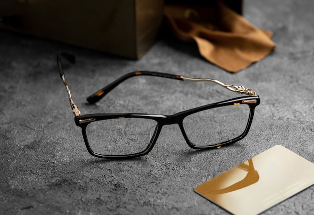 Een vooraanzicht moderne zonnebril modern op het grijze bureau geïsoleerde visie bril elegantie