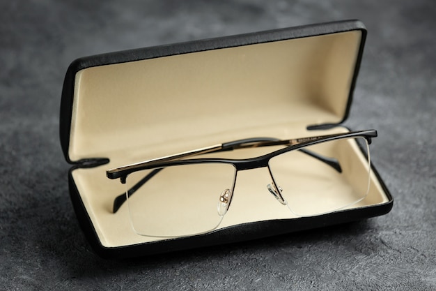 Een vooraanzicht moderne zonnebril moderne binnenkant kleine doos op het grijze bureau geïsoleerde visie bril elegantie
