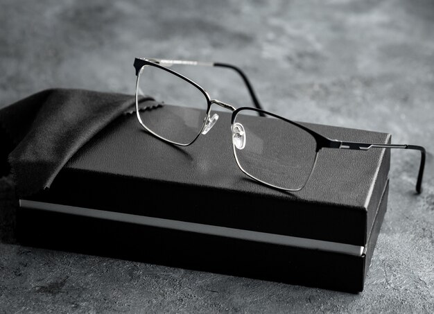 Een vooraanzicht optische zonnebril modern op de grijze bureau geïsoleerde zicht visie ogen