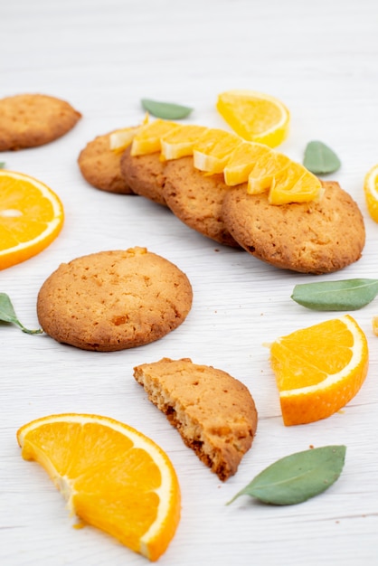 Een vooraanzicht sinaasappelsmaak koekjes met vers sinaasappelschijfjes fruit koekjeskoekje