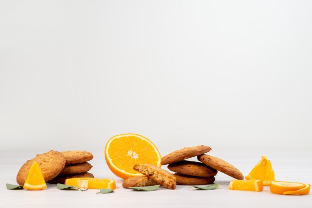 Een vooraanzicht sinaasappelsmaak koekjes met verse sinaasappelschijfjes fruit koekjes koekjes