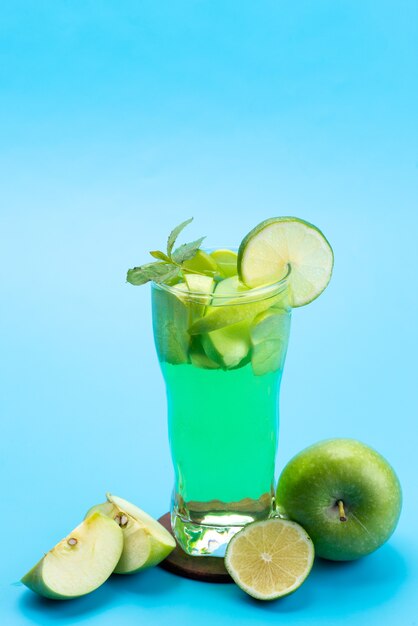 Een vooraanzicht vers fruit cocktail met vers fruit plakjes ijskoeling op blauw, drink sap cocktail fruit kleur