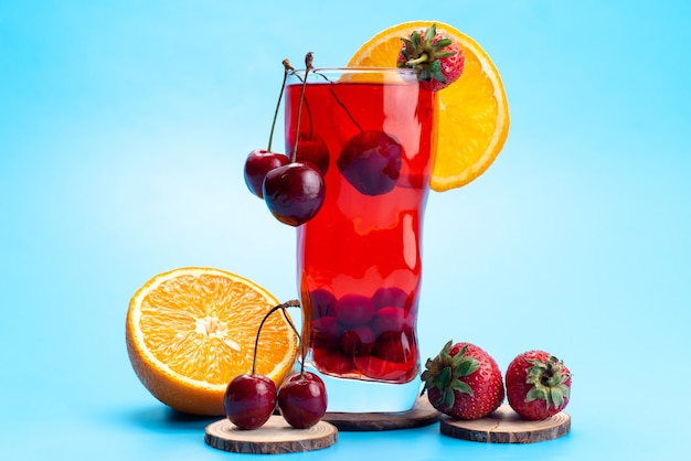 Een vooraanzicht vers fruitcocktail met verse rode kersenijs die op blauw koelen, drinkt het fruitkleur van de sapcocktail