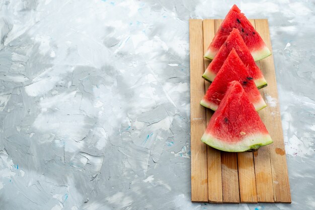 Een vooraanzicht vers gesneden watermeloen zacht en zoet op wit, fruit kleur rijp