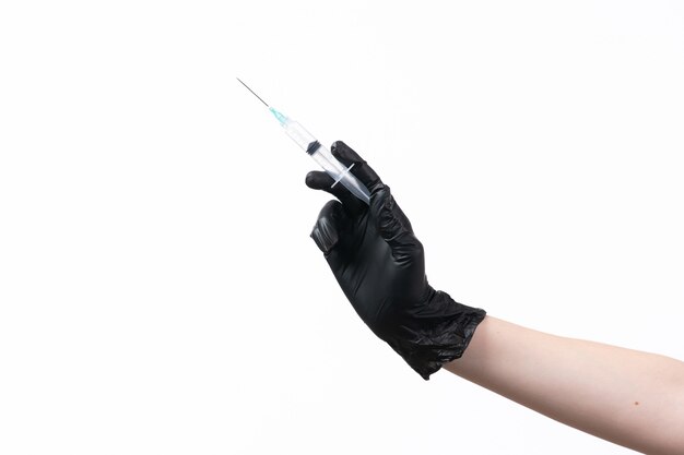Een vooraanzichtvrouw dient de zwarte injectie van de handschoenholding op wit in