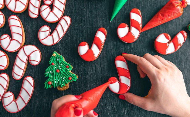 Gratis foto een vrouw bedekt met kerstpeperkoek in de vorm van een snoepje