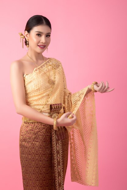 Een vrouw die een oude Thaise jurk draagt