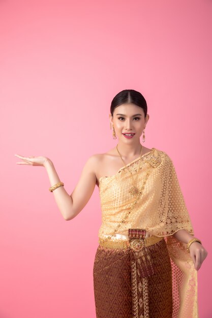 Een vrouw die een oude Thaise jurk draagt