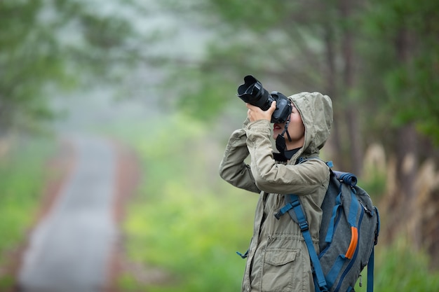 Een vrouw met een camera Wereldfotograferdag.