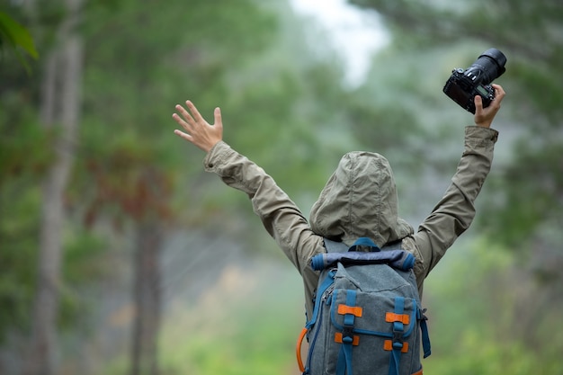 Een vrouw met een camera Wereldfotograferdag.