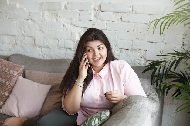 Een vrouw met een mooi lichaam poseren op de bank