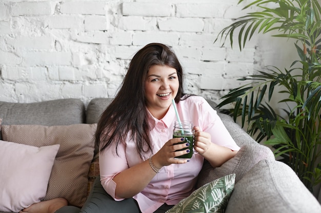 Een vrouw met een mooi lichaam poseren op de bank