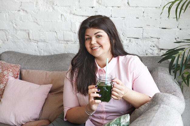 Een vrouw met een mooi lichaam poseren op de bank