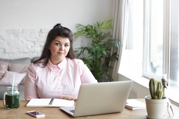 Een vrouw met een mooi lichaam poseren op de bank