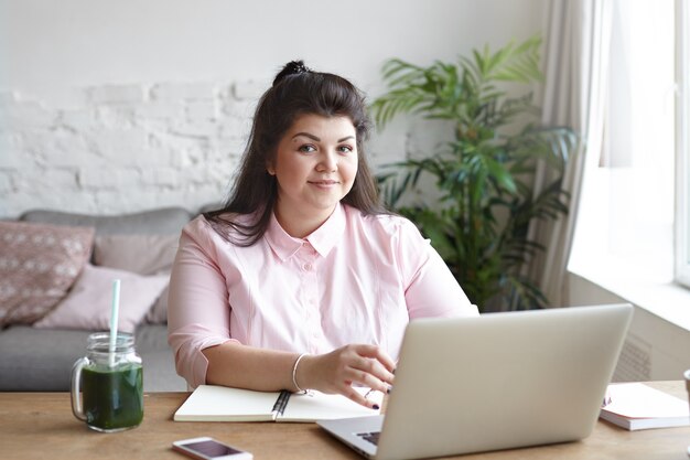 Een vrouw met een mooi lichaam poseren op de bank