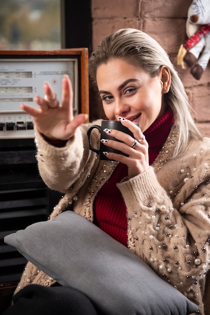 Een vrouw zit en drinkt koffie