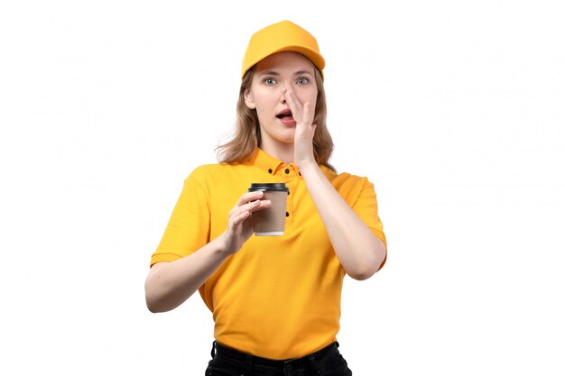 Een vrouwelijke werknemer van de vooraanzicht jonge vrouwelijke koerier van van de de leveringsdienst van de voedsellevering de koffiekop die op wit fluistert