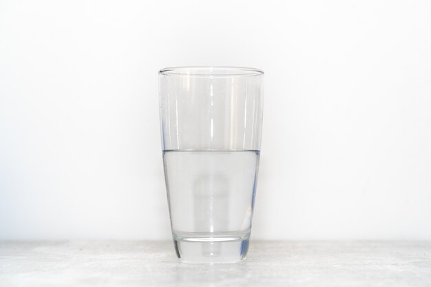Een waterglas is half gevuld