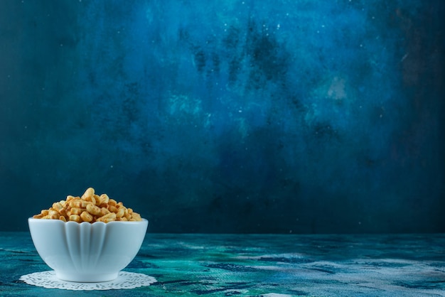 Gratis foto een weergave van crackervissen in een kom, op de marmeren tafel.