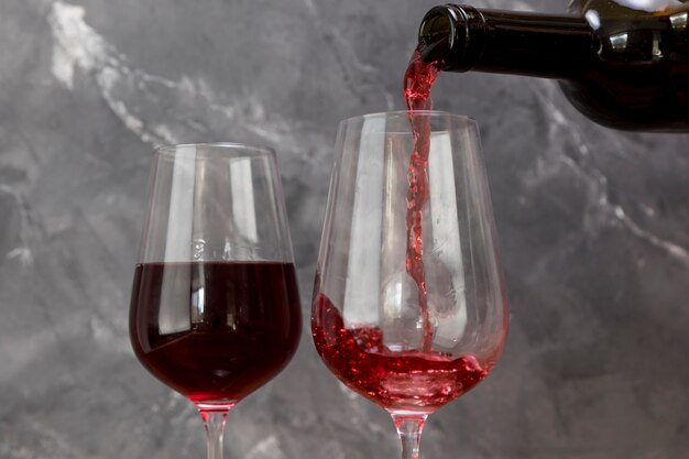 Een wijnfles vullend wijnglas