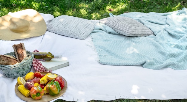 een witte deken op het groene gras. Het concept van een picknick.