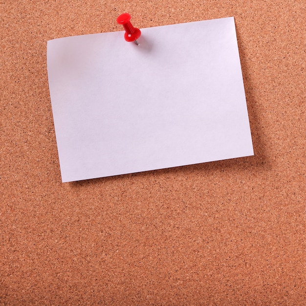 Een witte kleverige post notitie gespeld cork prikbord kopie ruimte