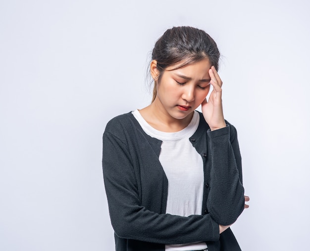 Een zieke vrouw met hoofdpijn en legde haar hand op haar hoofd