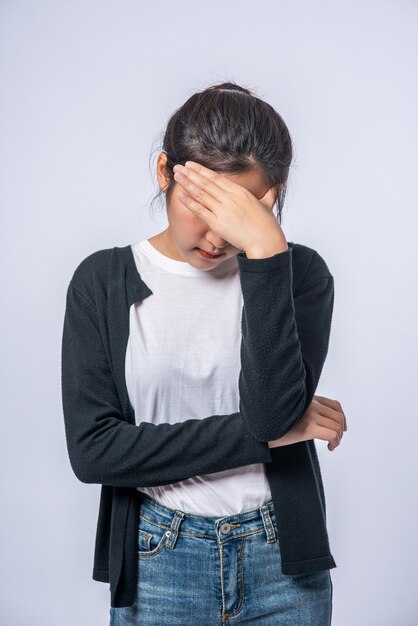 Een zieke vrouw met hoofdpijn en legde haar hand op haar hoofd