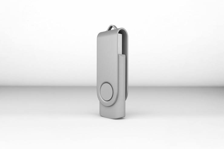 Gratis Foto een zilveren usb-stick op een wit oppervlak