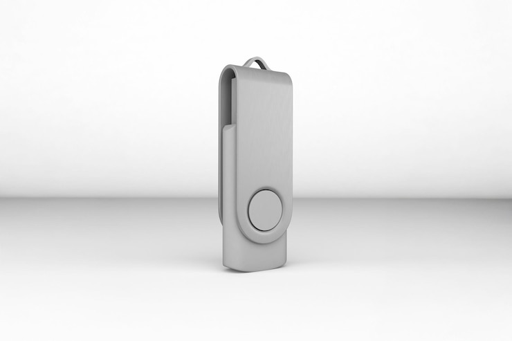 Gratis Foto een zilveren usb-stick op een wit oppervlak